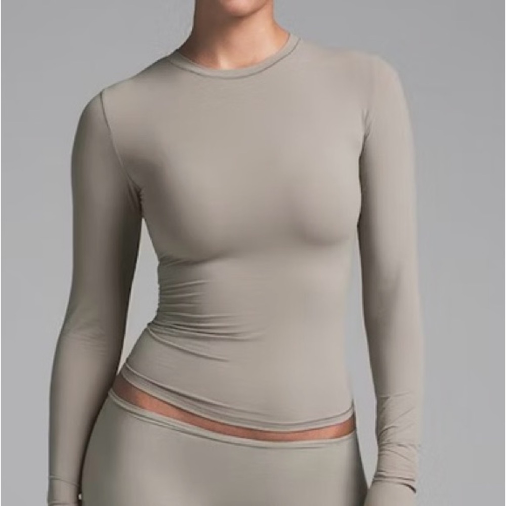 SKIMS Long Sleeve Fits Everyone Top Color Smoke